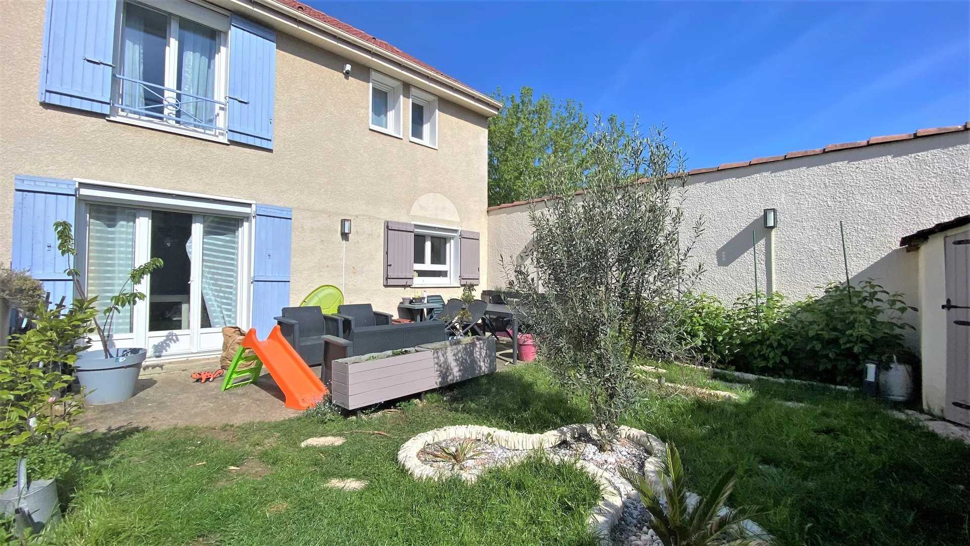Huis in Plaisir, Ile-de-France 11828099
