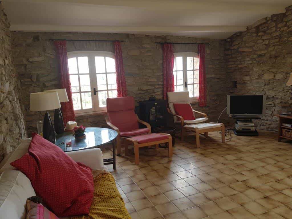 房子 在 Caussiniojouls, Occitanie 11830999
