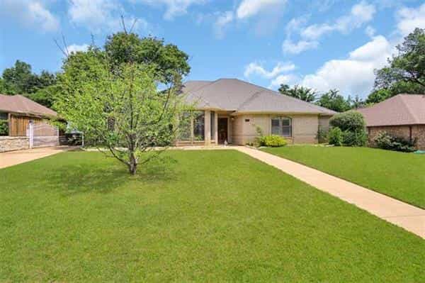 House in Grapevine, Texas 11832069