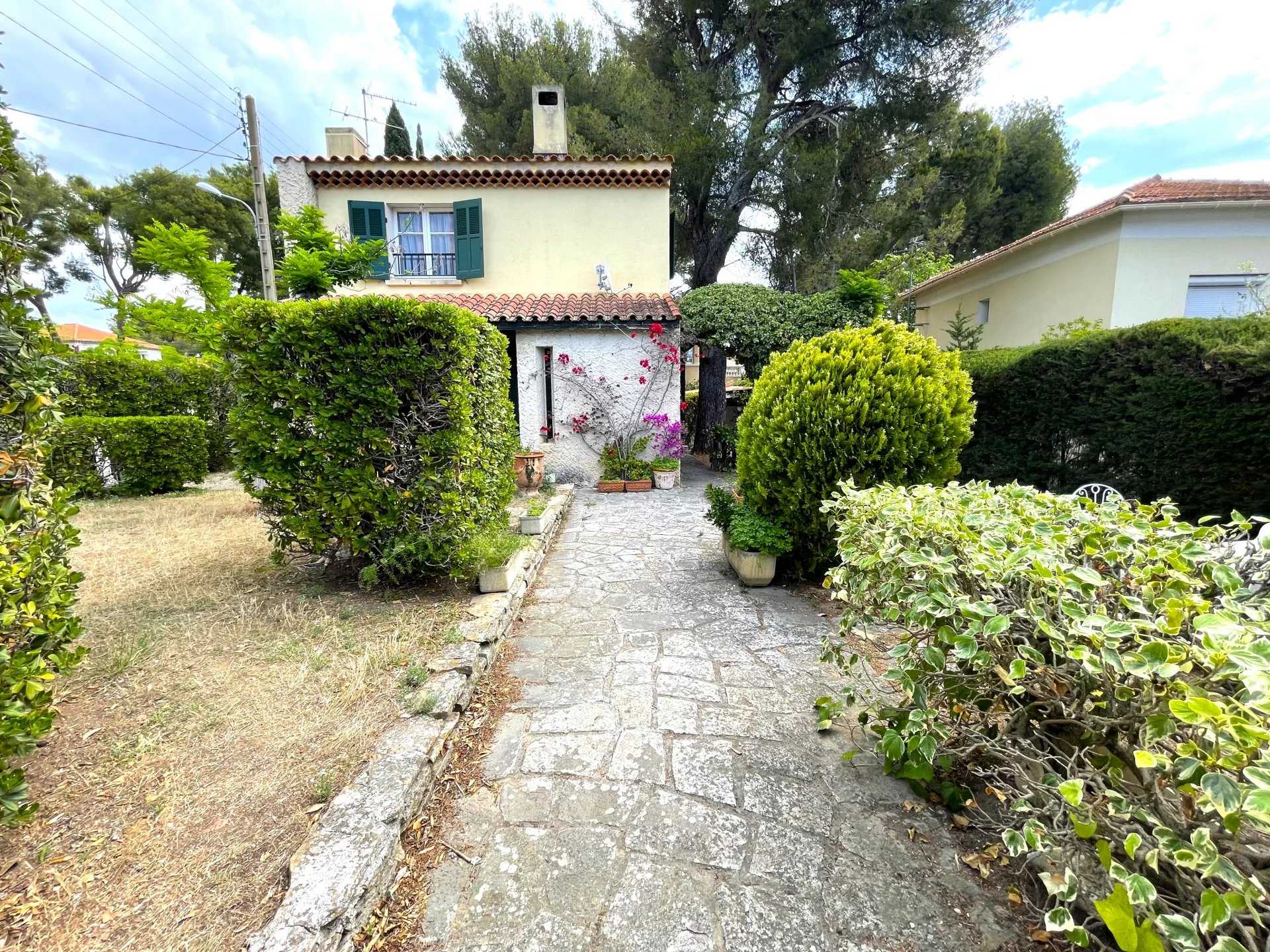 Talo sisään La Ciotat, Provence-Alpes-Cote d'Azur 11832200
