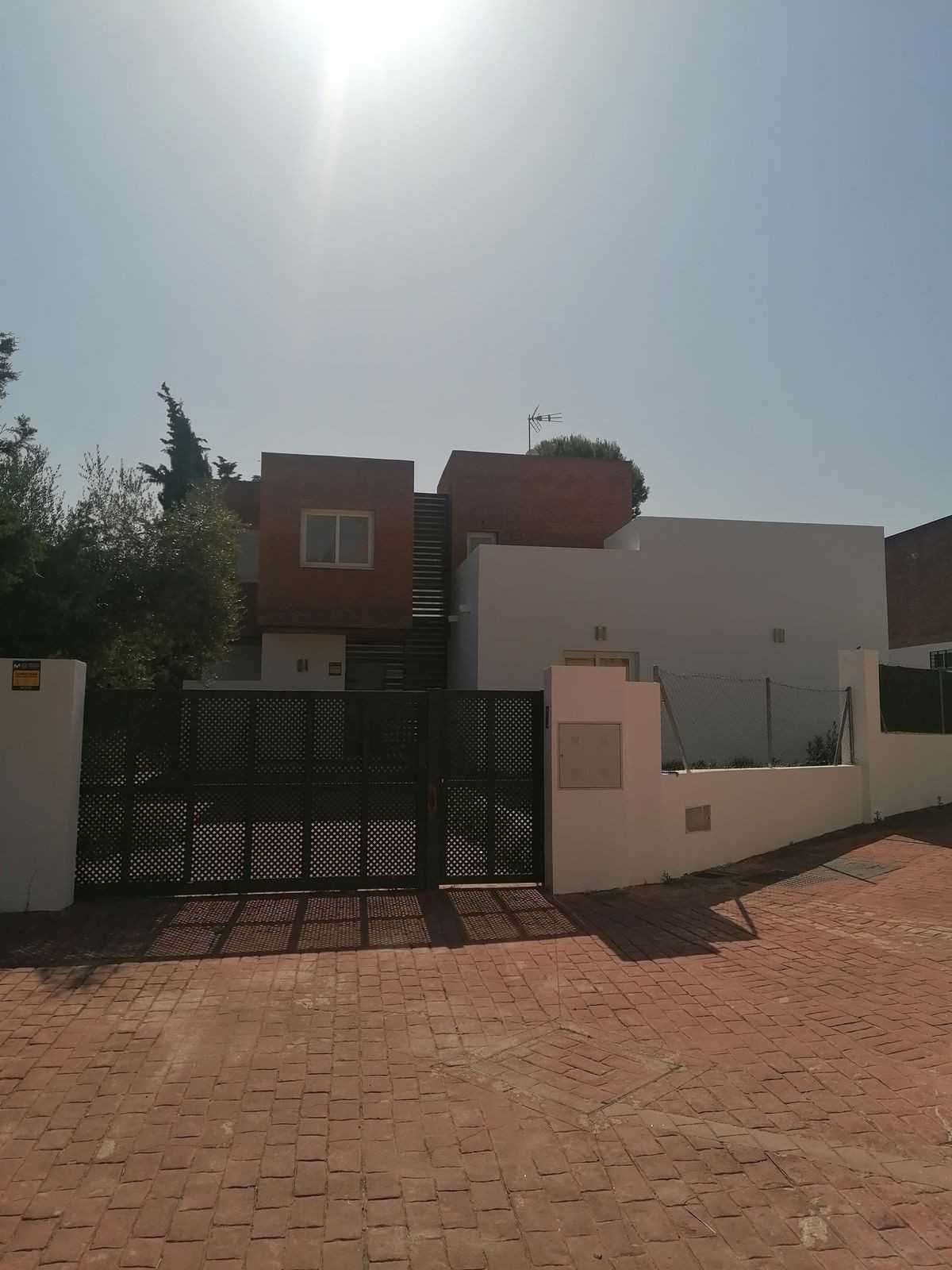 House in Alhaurin de la Torre, Andalusia 11840376