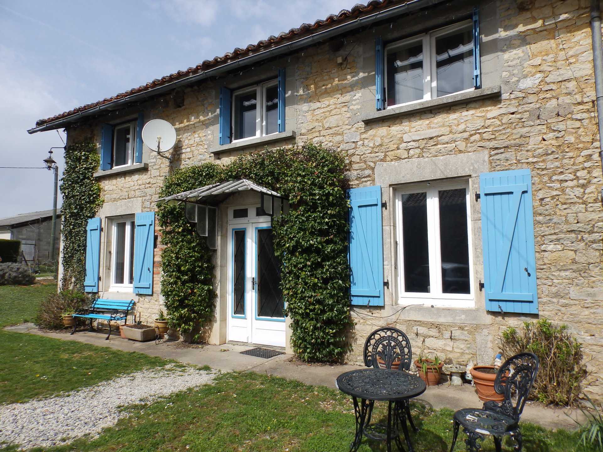σπίτι σε Champagne-Mouton, Nouvelle-Aquitaine 11841521