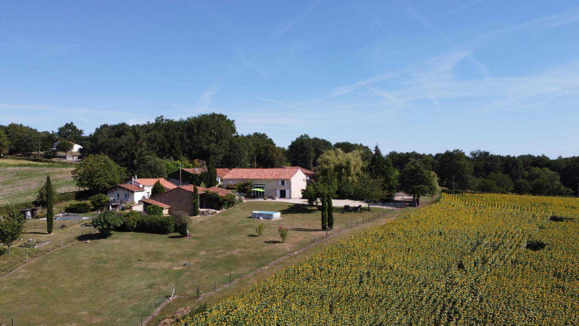 Huis in Montmoreau, Nouvelle-Aquitaine 11841551