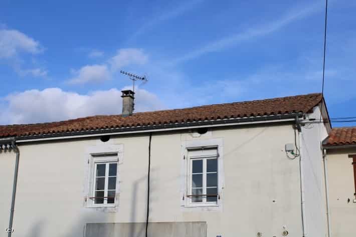 Condominium in Ruffec, Nouvelle-Aquitaine 11841573