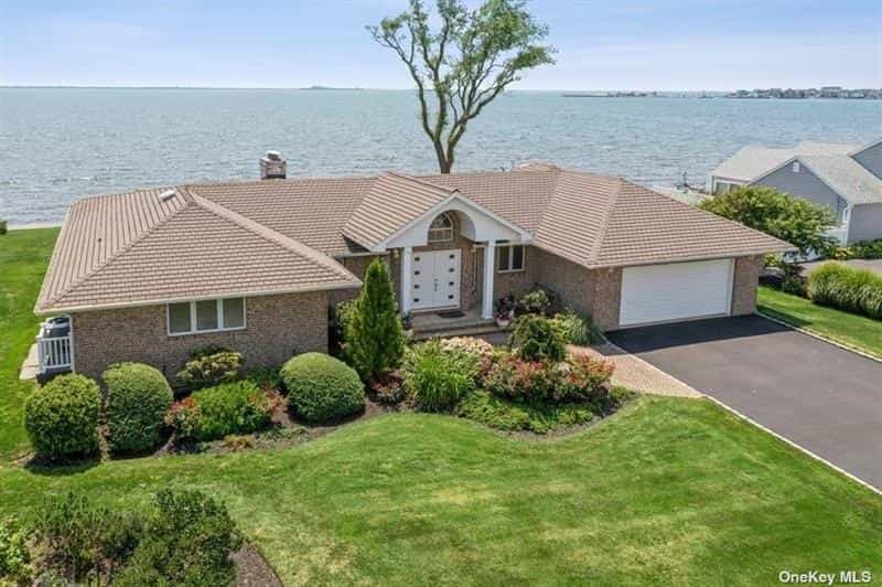 House in West Islip, New York 11844701
