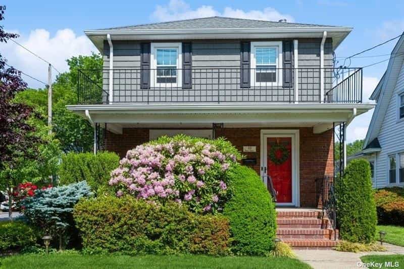 House in Floral Park, New York 11844707