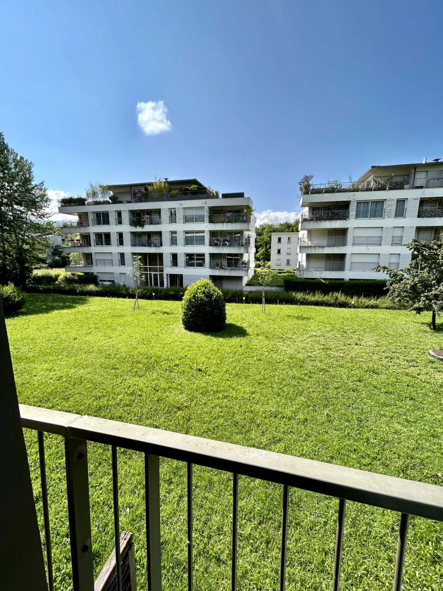 Condominium in Meylan, Auvergne-Rhone-Alpes 11844736