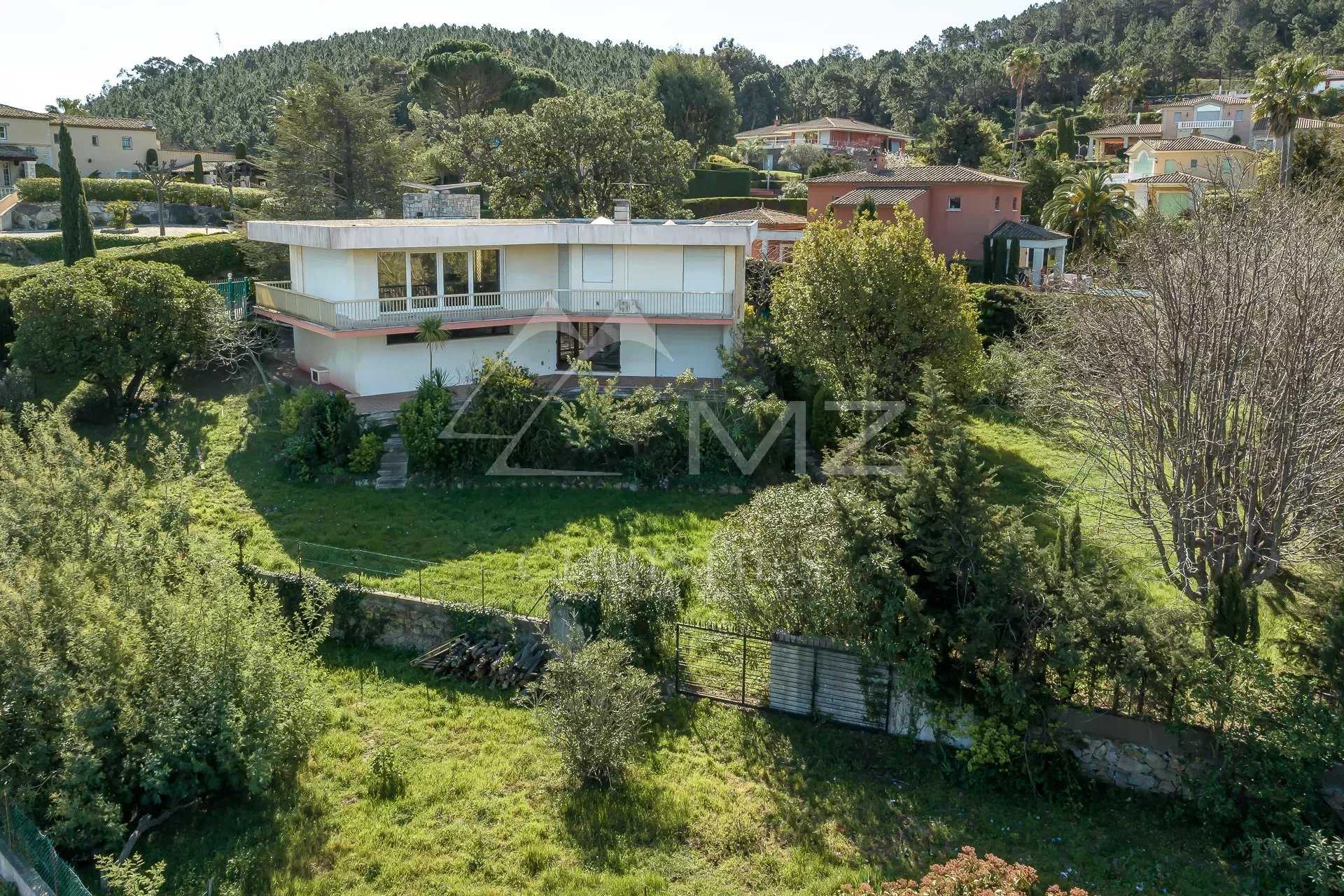Casa nel Theoule-sur-Mer, Provenza-Alpi-Costa Azzurra 11847239