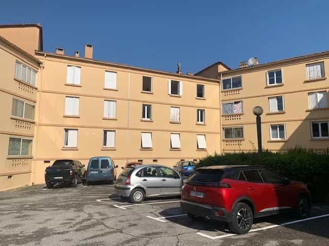 Condominium in Brignoles, Provence-Alpes-Cote d'Azur 11847288
