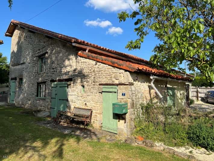 σπίτι σε Charroux, Nouvelle-Aquitaine 11849419