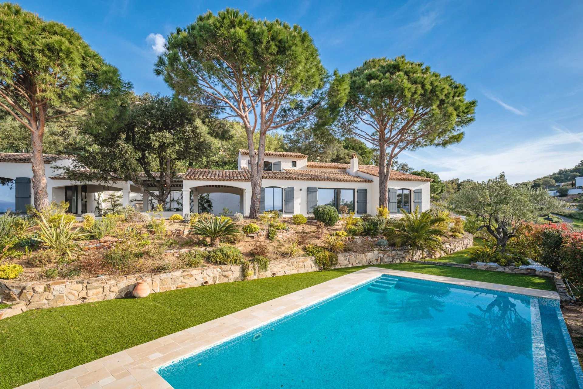 房子 在 Sainte-Maxime, Provence-Alpes-Côte d'Azur 11849669