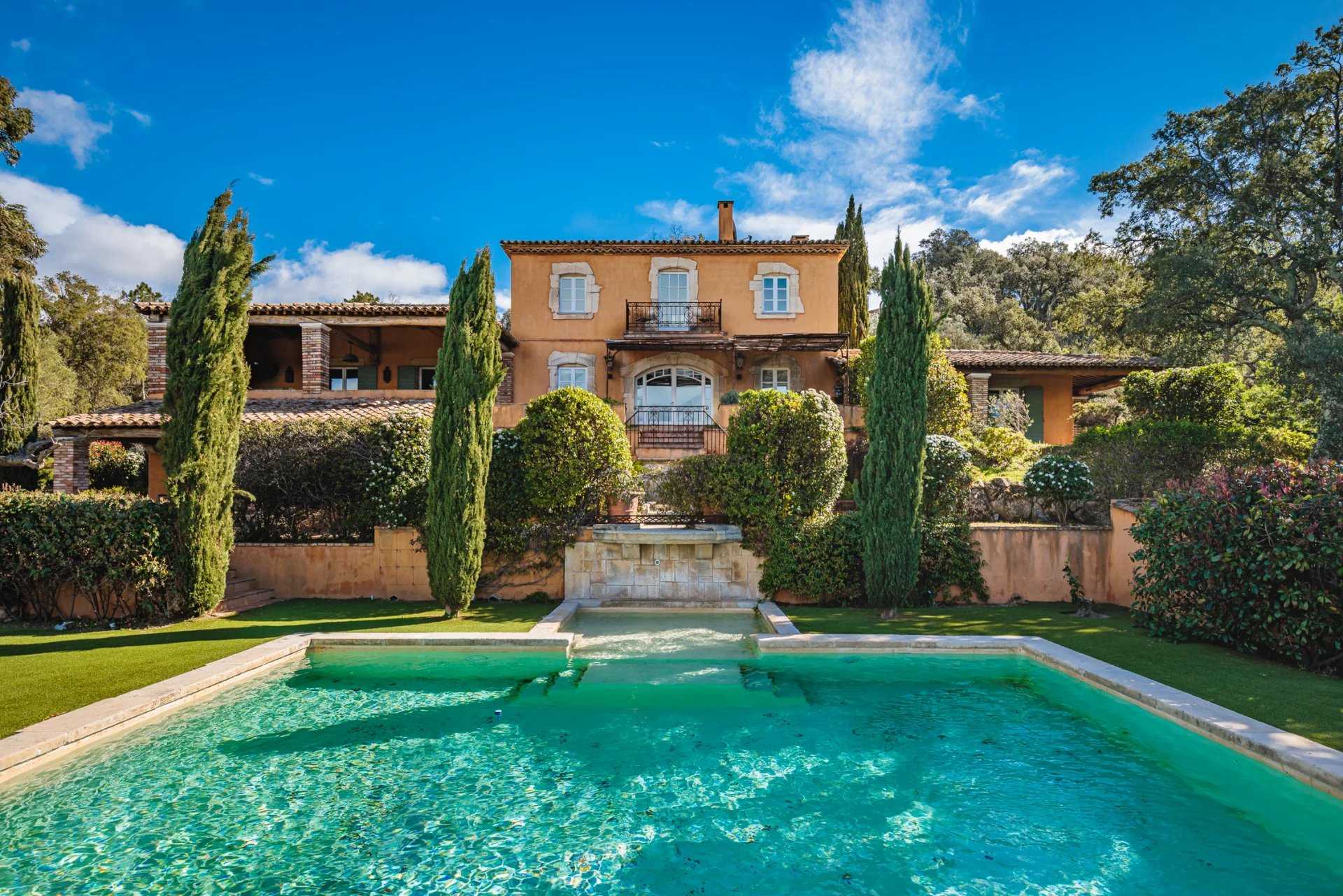 Rumah di Le Plan-de-la-Tour, Provence-Alpes-Cote d'Azur 11849670