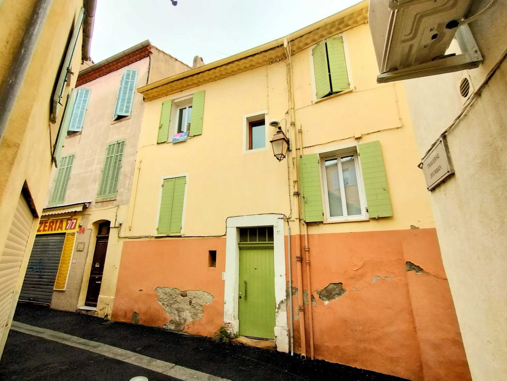 Condominium in Frejus, Provence-Alpes-Cote d'Azur 11850618