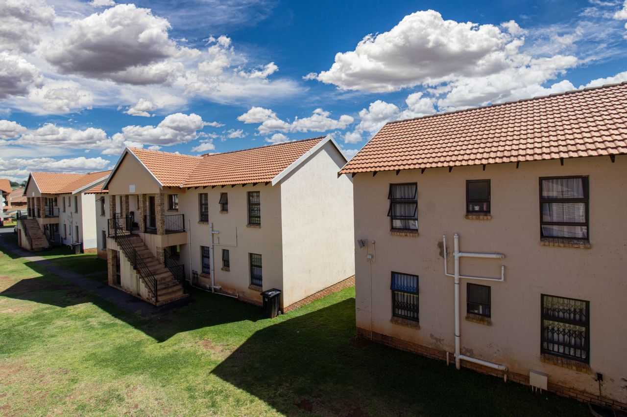Condominium in Roodepoort, Gauteng 11851176