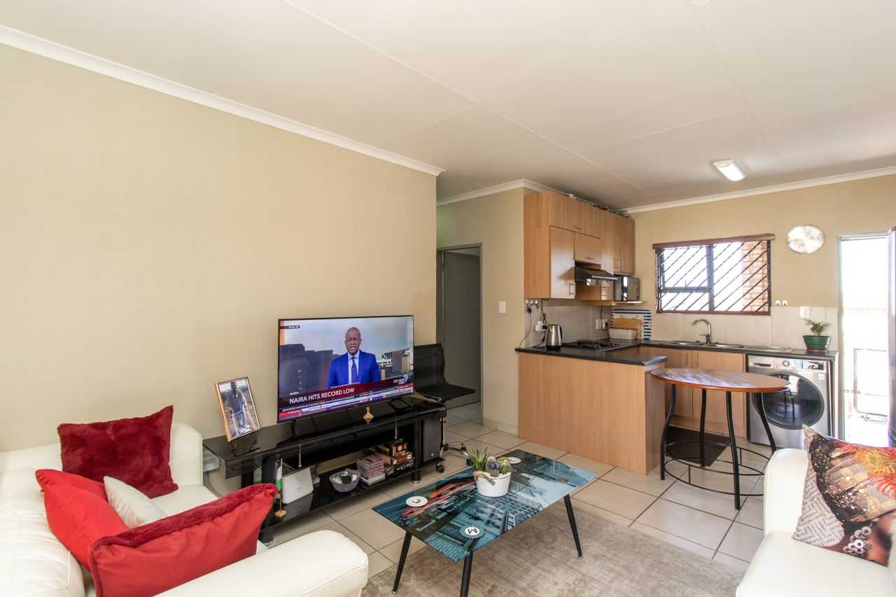 Condominium in Roodepoort, Gauteng 11851176