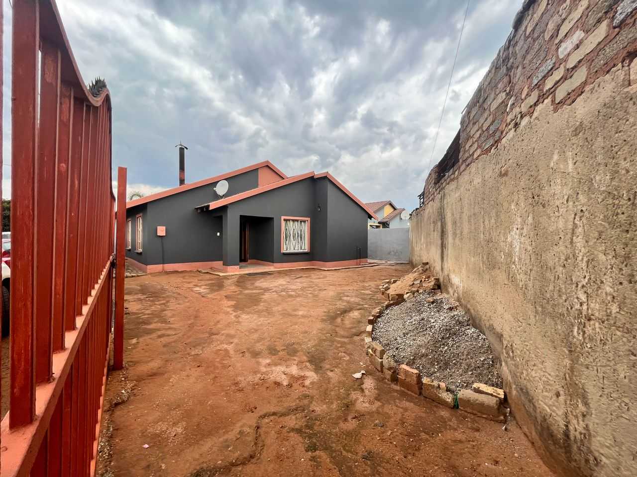 House in Soweto, Gauteng 11851199