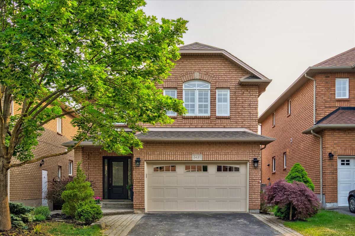 Residential in Oakville, 2437 Valley Heights Crescent 11851222