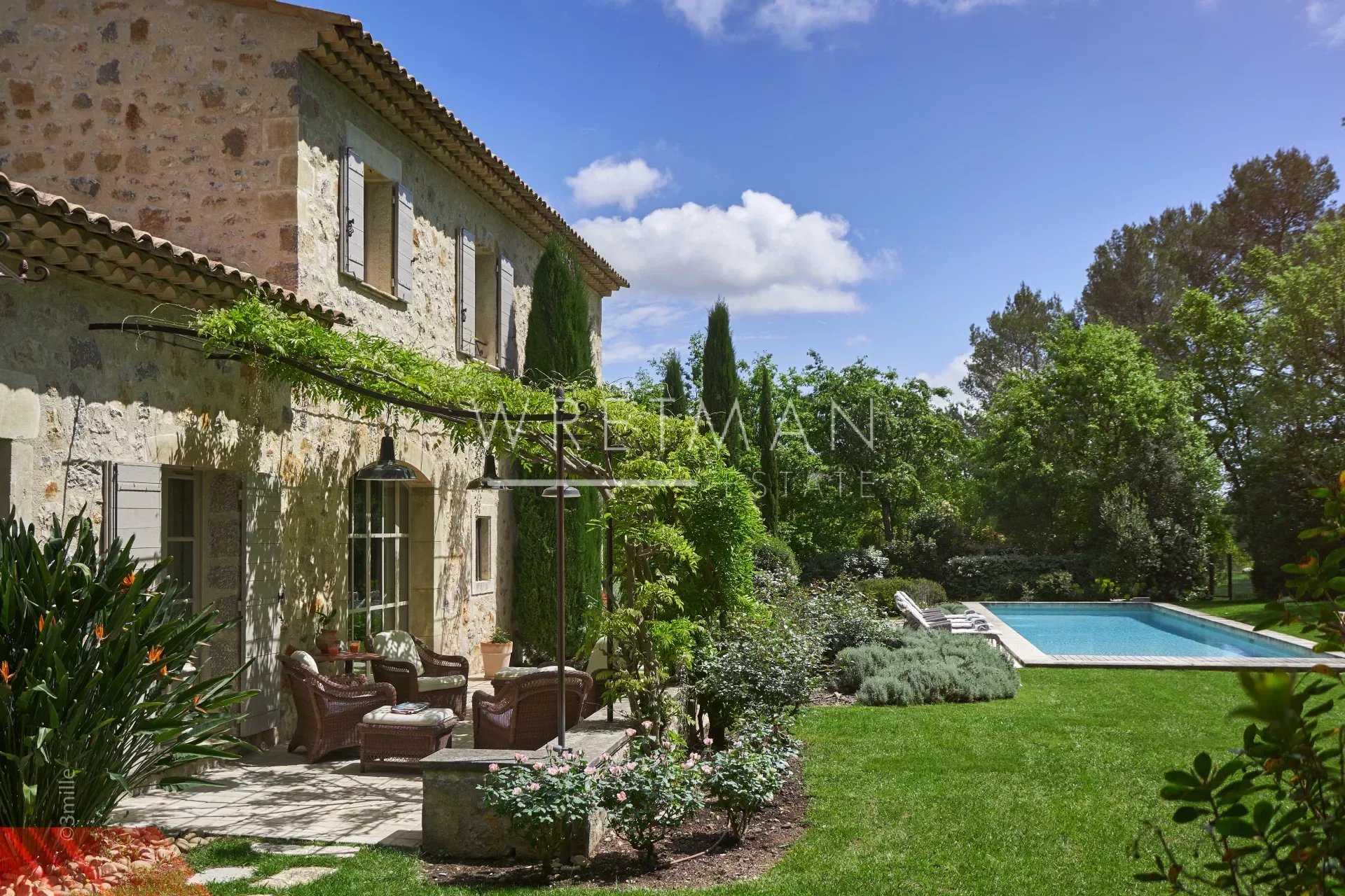 Talo sisään Tourrettes, Provence-Alpes-Cote d'Azur 11851787