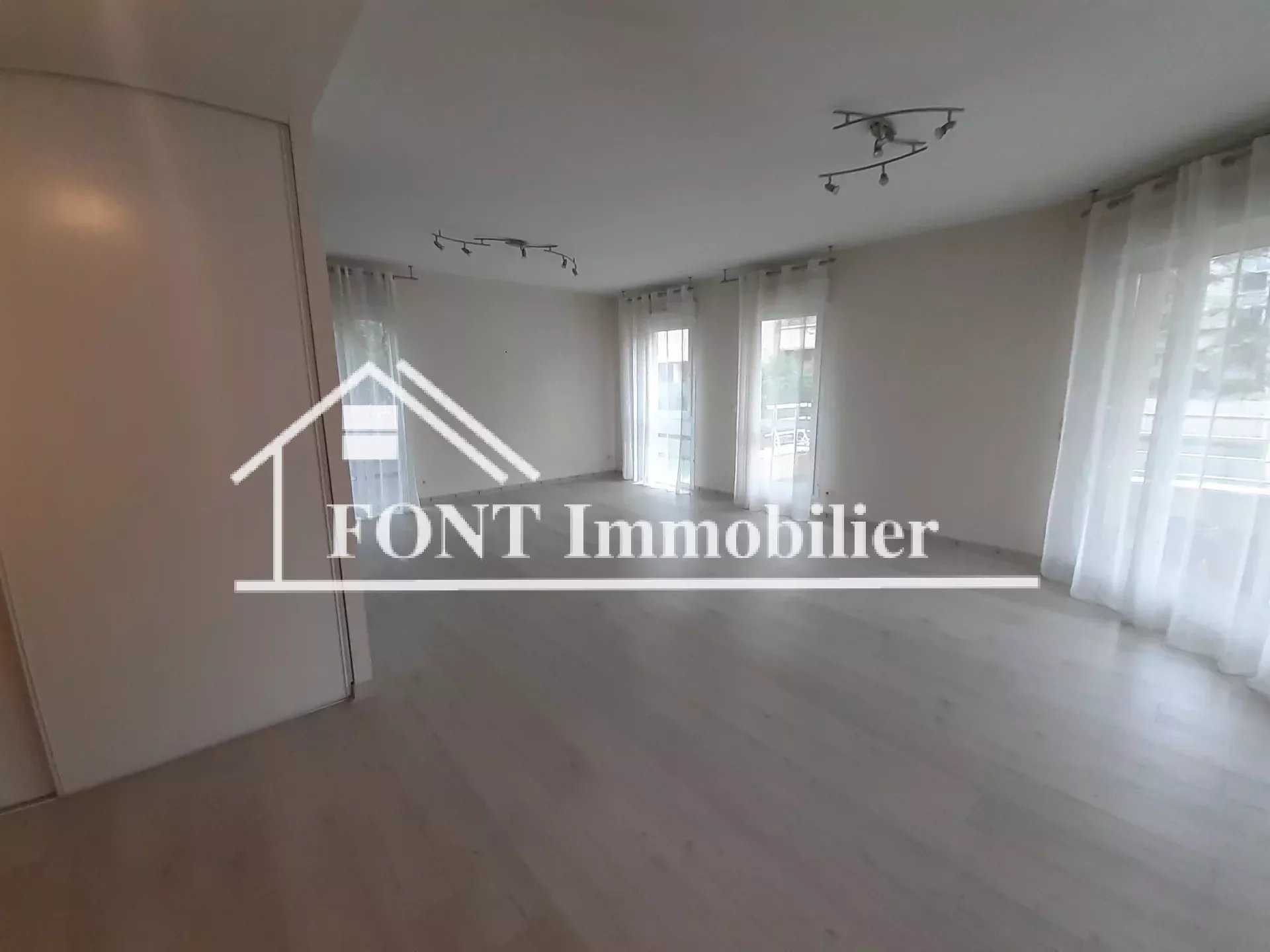 Condominium in Saint-Chamond, Auvergne-Rhone-Alpes 11857327