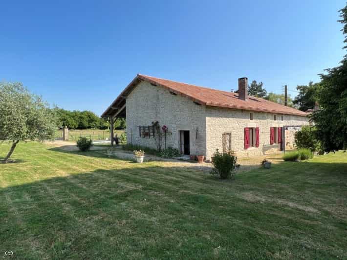 Huis in Champagne-Mouton, Nouvelle-Aquitaine 11859223