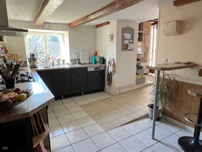 Huis in Champagne-Mouton, Nouvelle-Aquitaine 11859223
