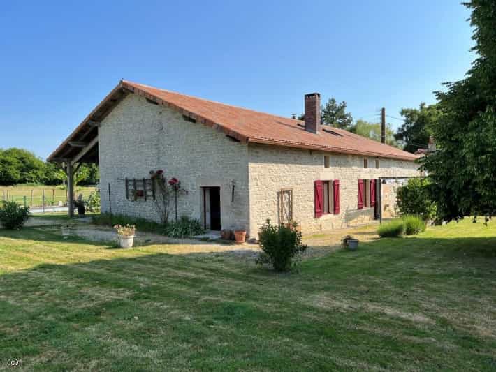 Huis in Champagne-Mouton, Nouvelle-Aquitanië 11859223