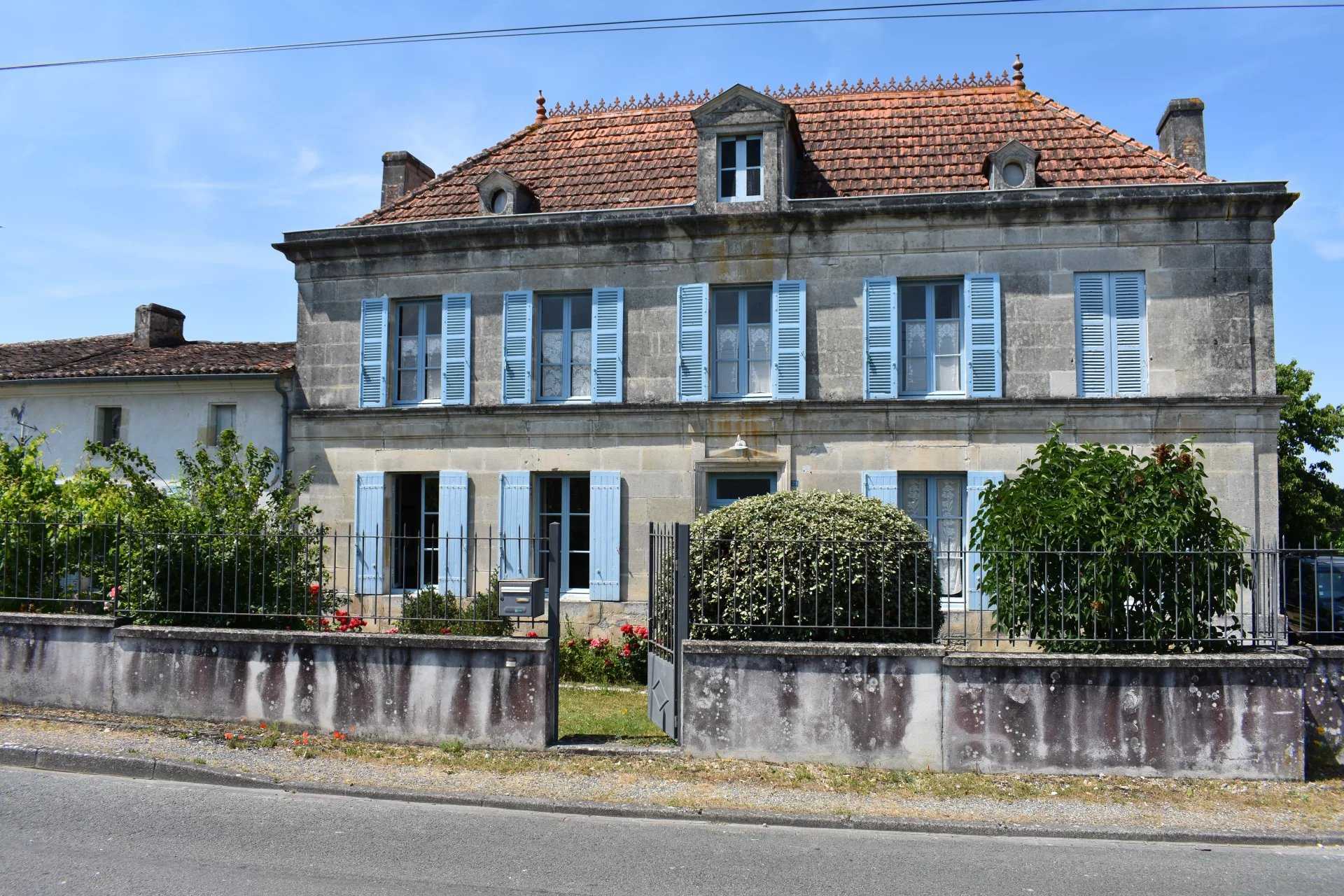 House in Saint-Porchaire, Nouvelle-Aquitaine 11866808