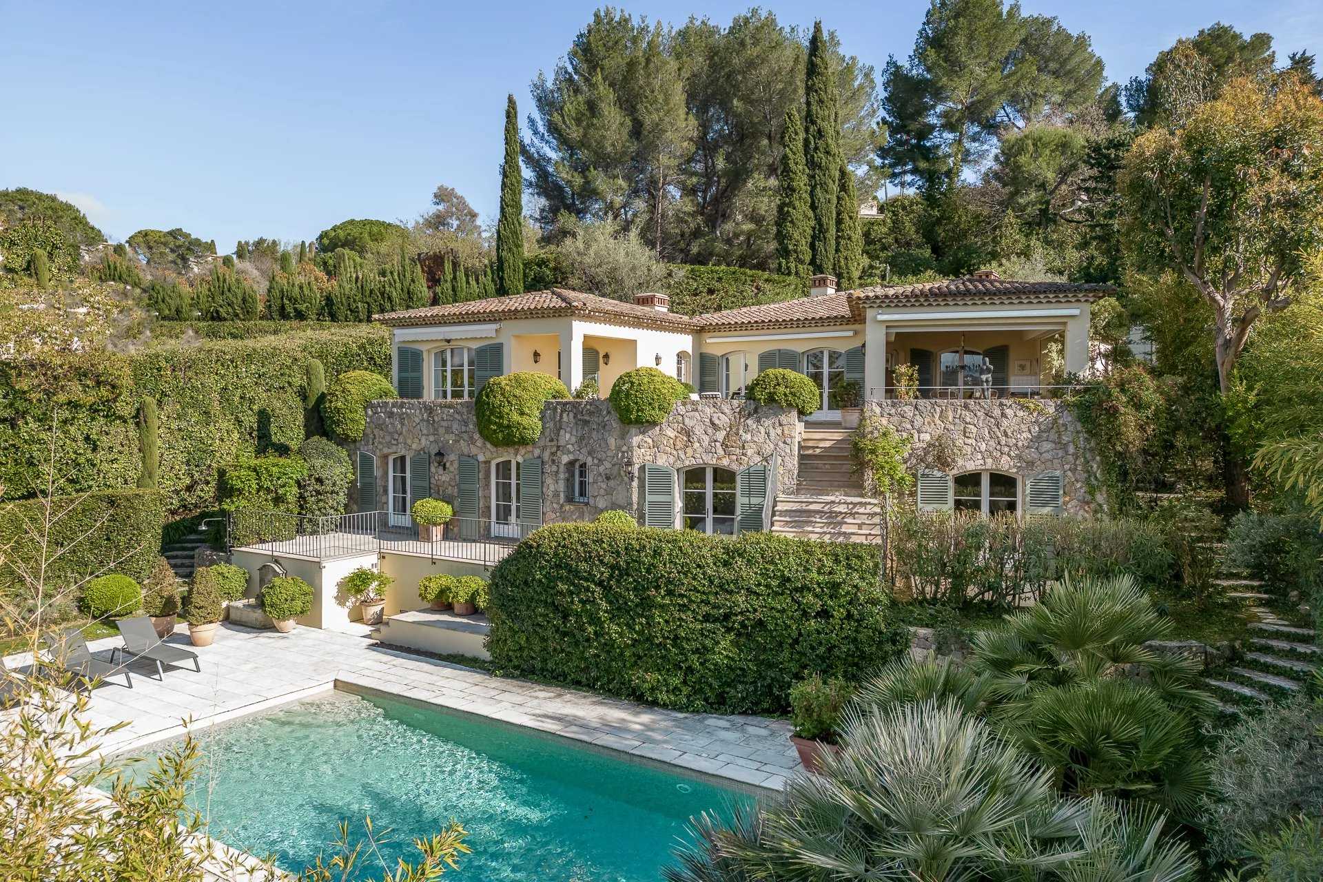 بيت في Mougins, Provence-Alpes-Côte d'Azur 11867332