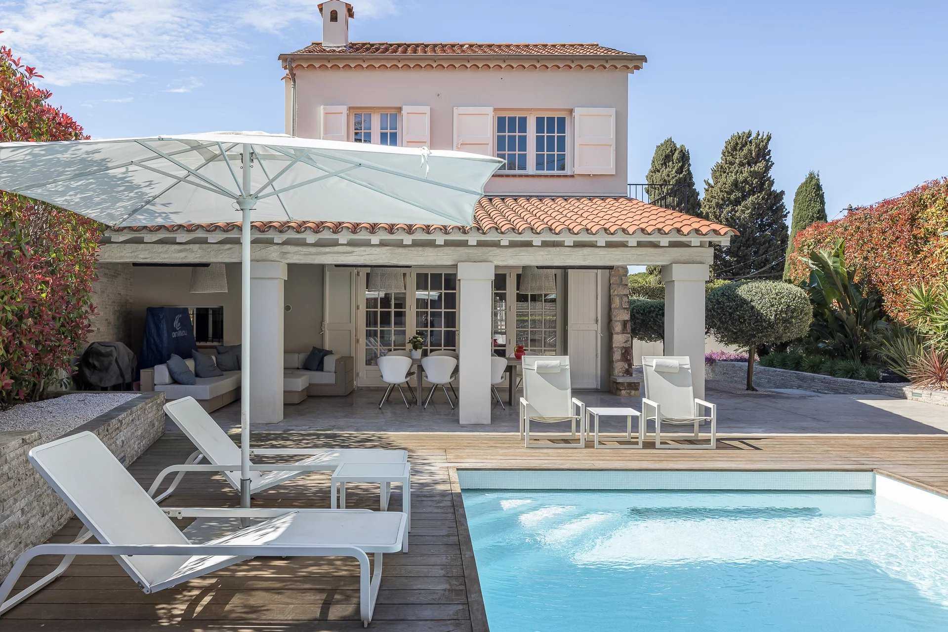 House in Antibes, Provence-Alpes-Cote d'Azur 11867384