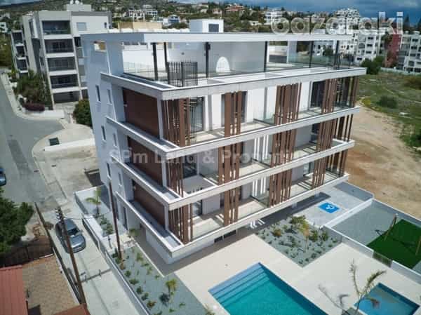 Condominium in Agios Tychon, Larnaka 11870303