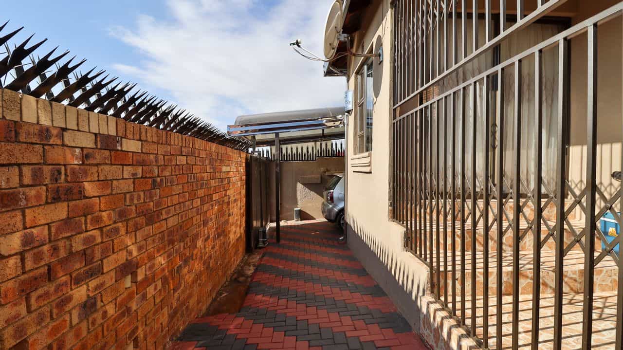 House in Soweto, Gauteng 11871608