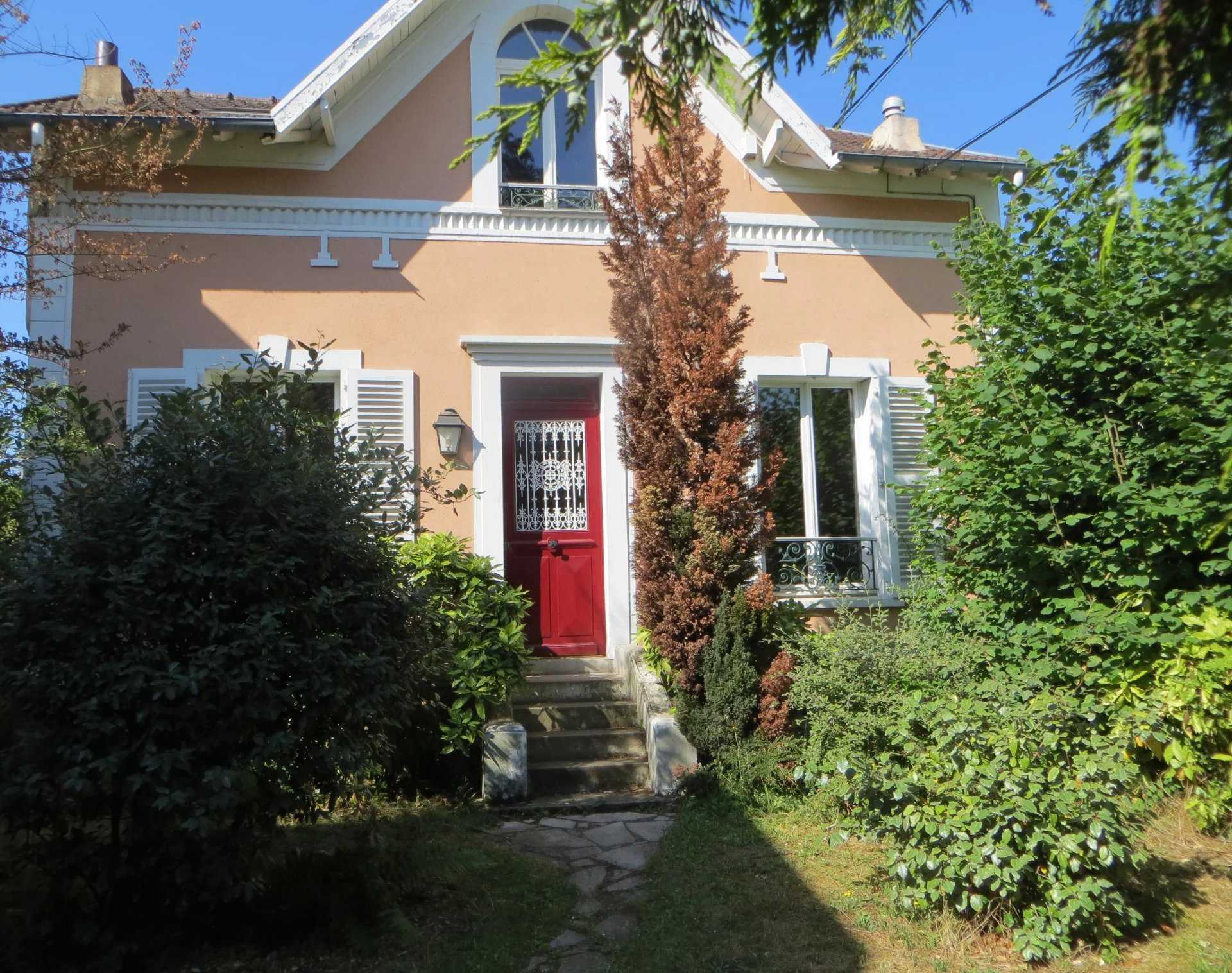 House in Le Mesnil-le-Roi, Ile-de-France 11871647