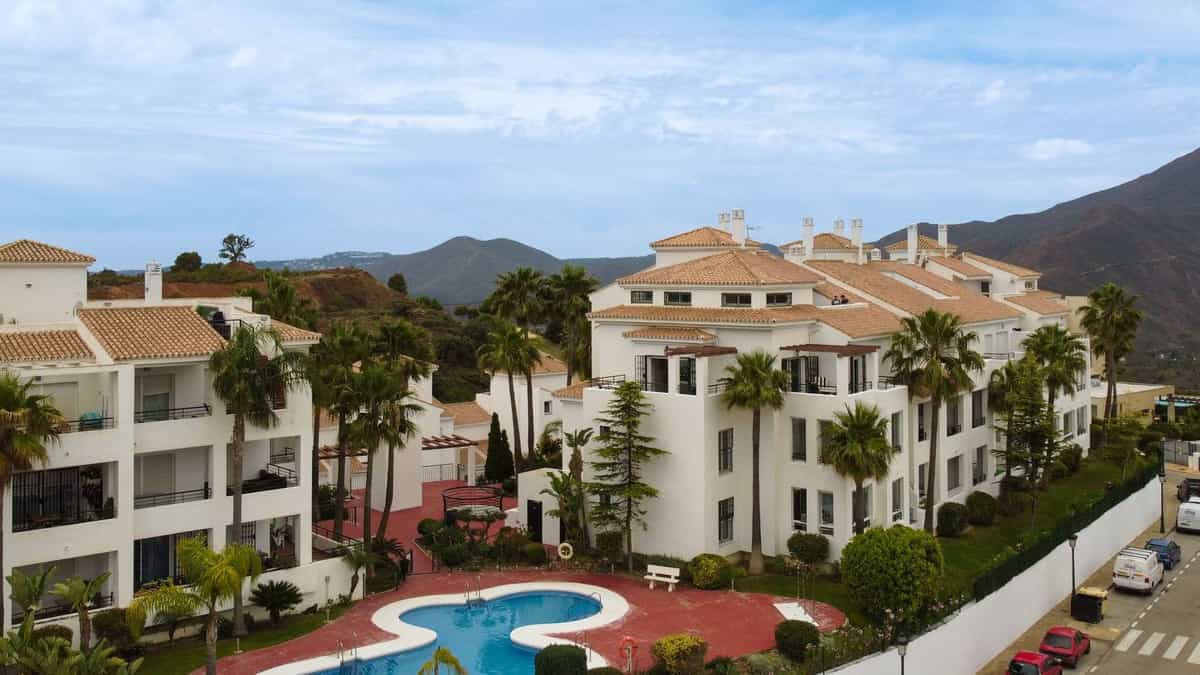 Condominium in Alhaurin el Grande, Andalusia 11875429