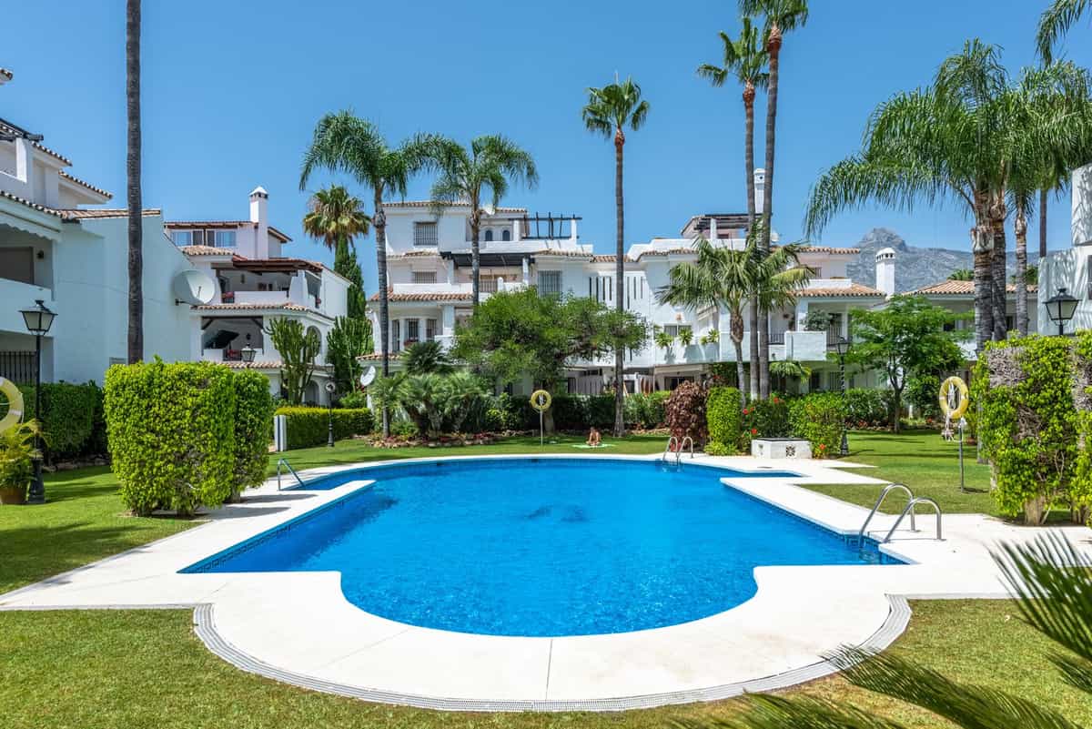 Condominium in Marbella, Andalusia 11876742