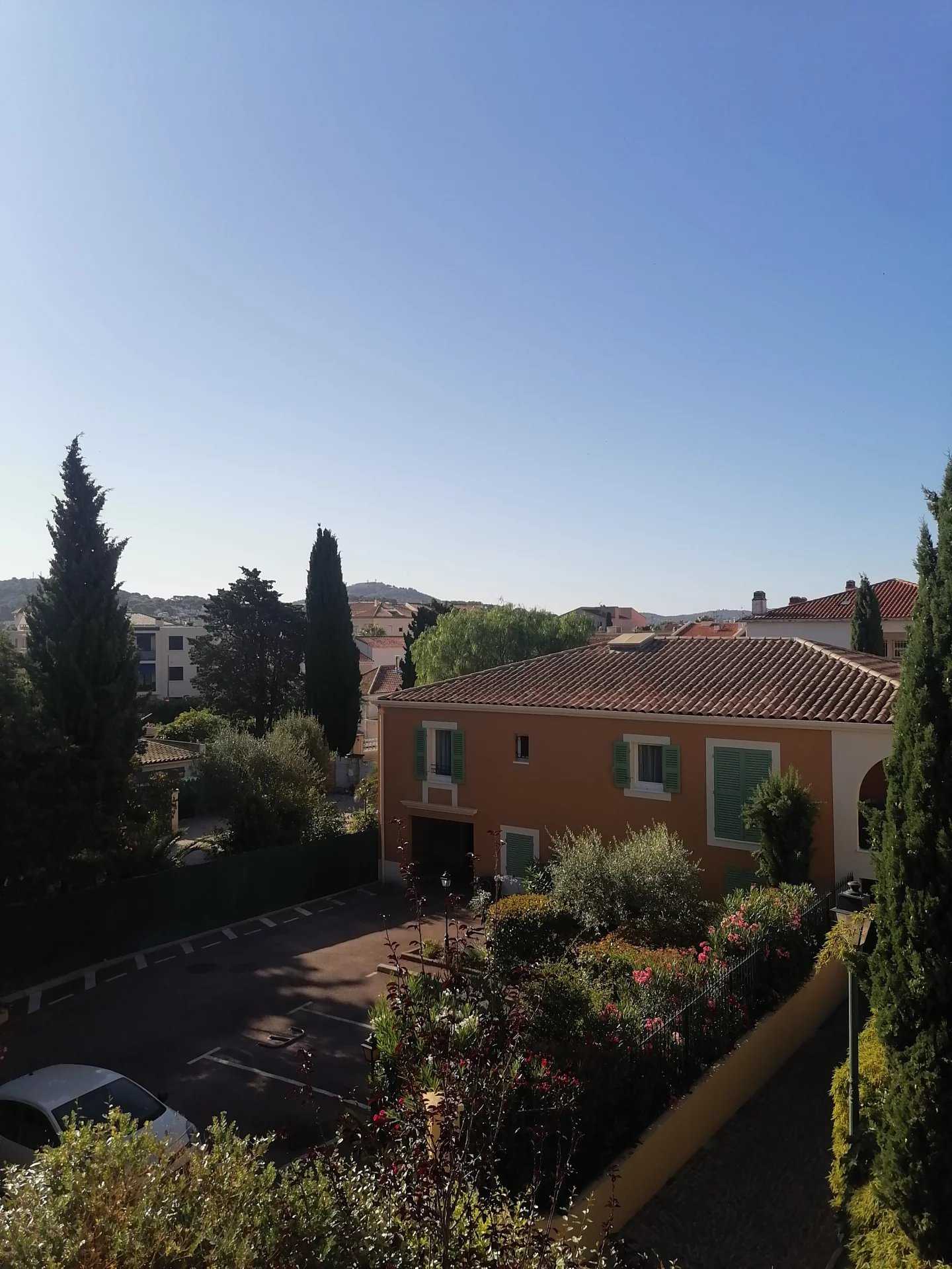 Condominium in Sanary-sur-Mer, Provence-Alpes-Cote d'Azur 11877639