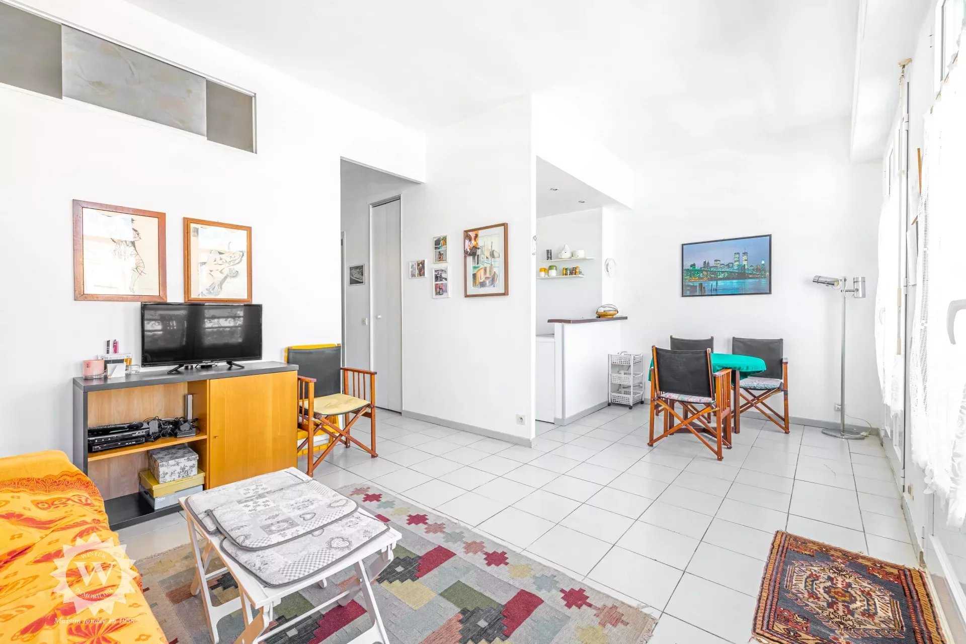 Condominium in Nice, Provence-Alpes-Cote d'Azur 11877653