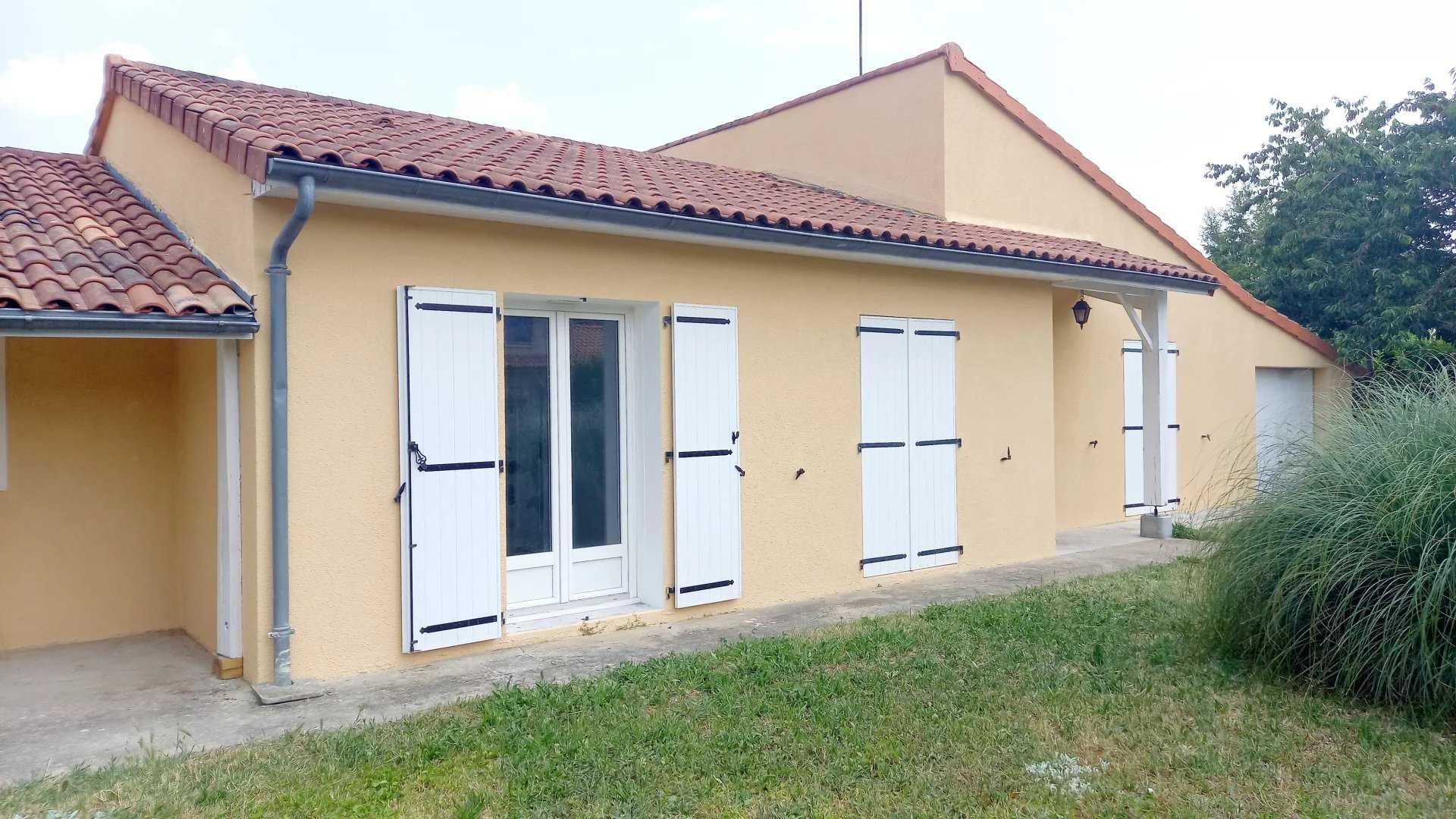 House in Neuville-de-Poitou, Nouvelle-Aquitaine 11877681