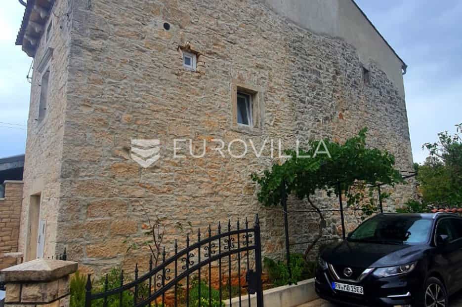 Condominium in Sveti Lovrec Pazenaticki, Istarska Zupanija 11880148