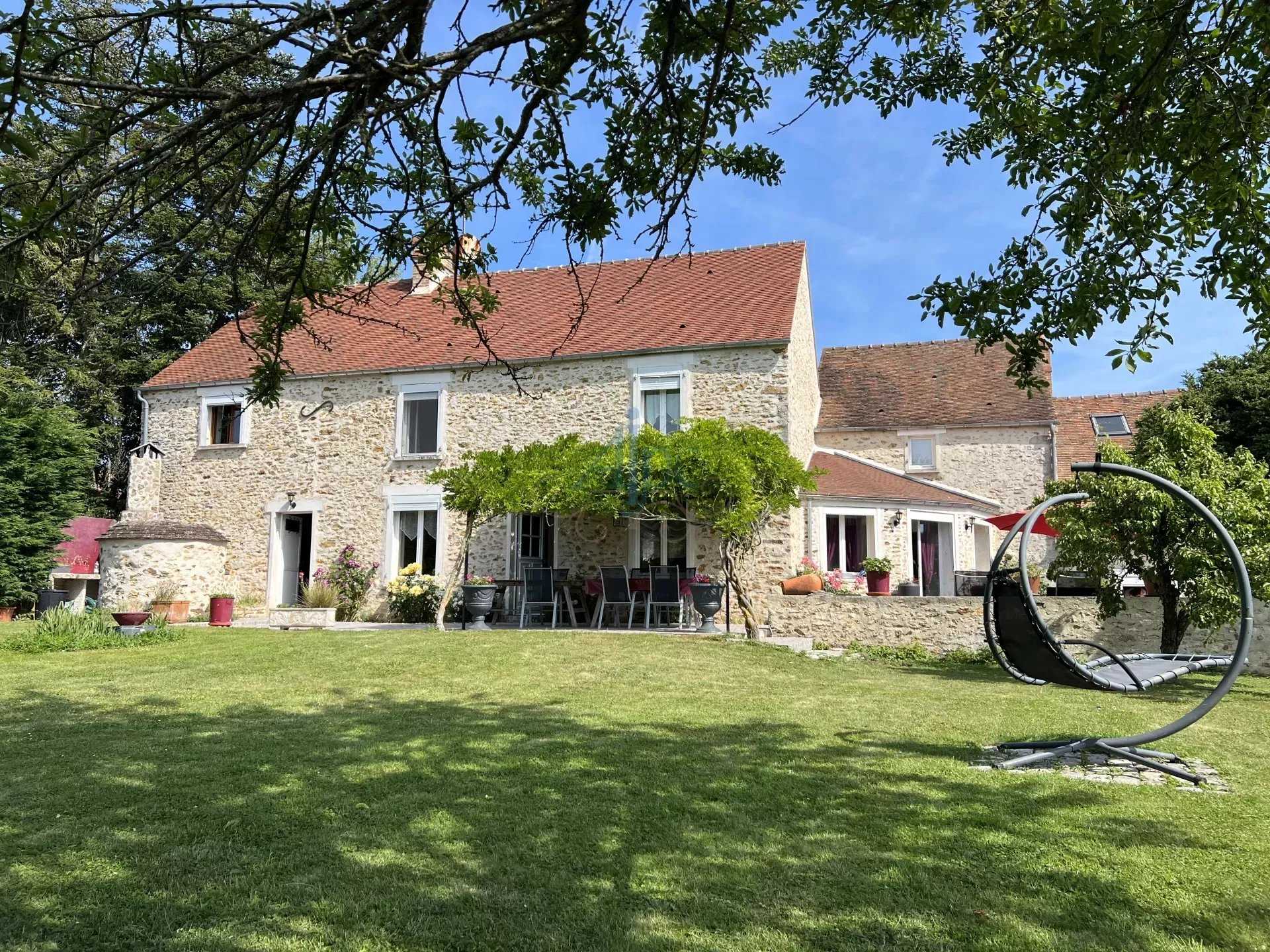 жилой дом в Coulommiers, Ile-de-France 11880494