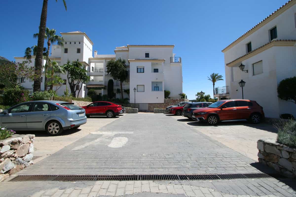 Condominium in Alhaurín el Grande, Andalusia 11881257