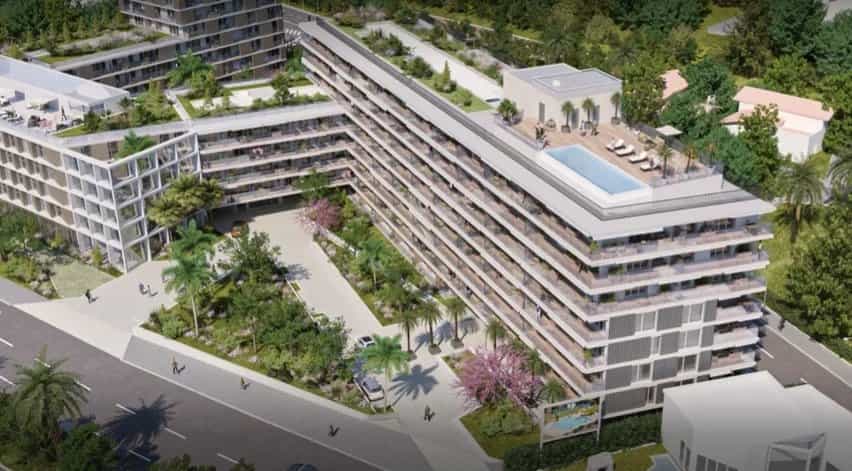 Condominium in Saint-Laurent-du-Var, Provence-Alpes-Cote d'Azur 11882099