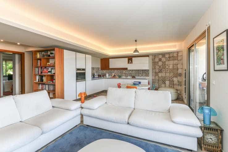 Condominium in Menton, Provence-Alpes-Cote d'Azur 11882568