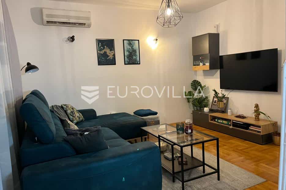 公寓 在 Kaštel Novi, Splitsko-dalmatinska županija 11883963