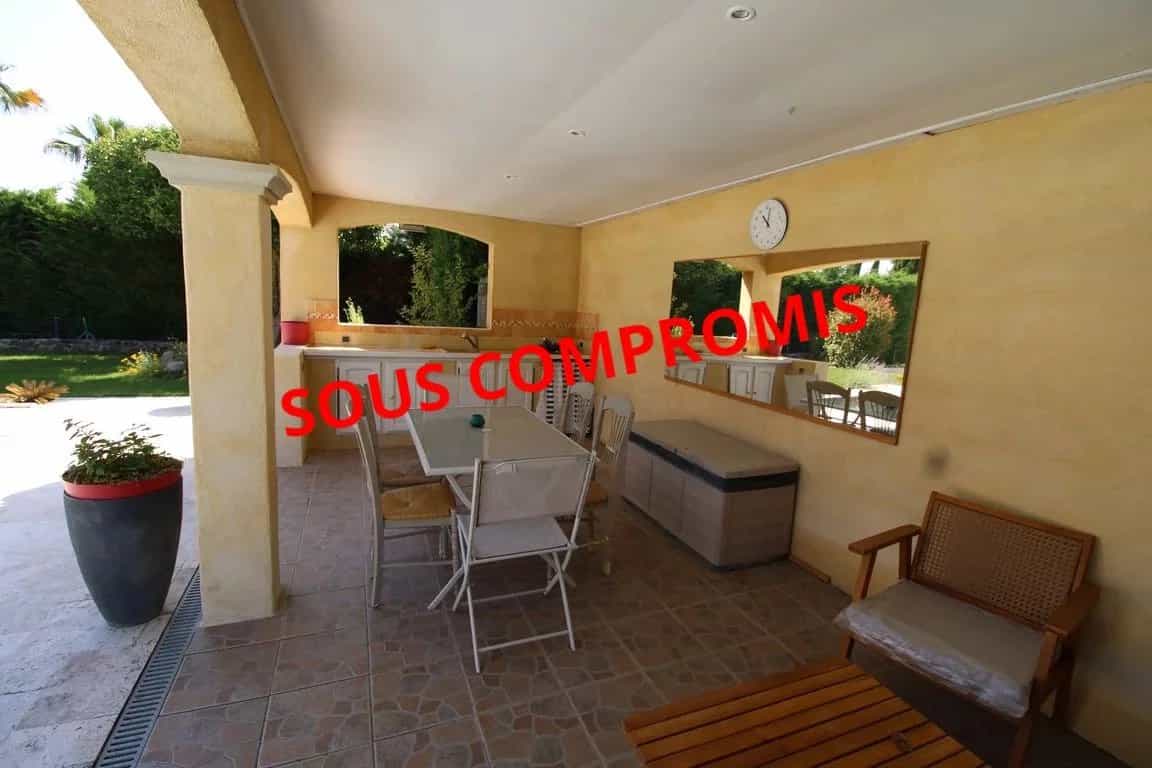Talo sisään Forcalqueiret, Provence-Alpes-Cote d'Azur 11885516
