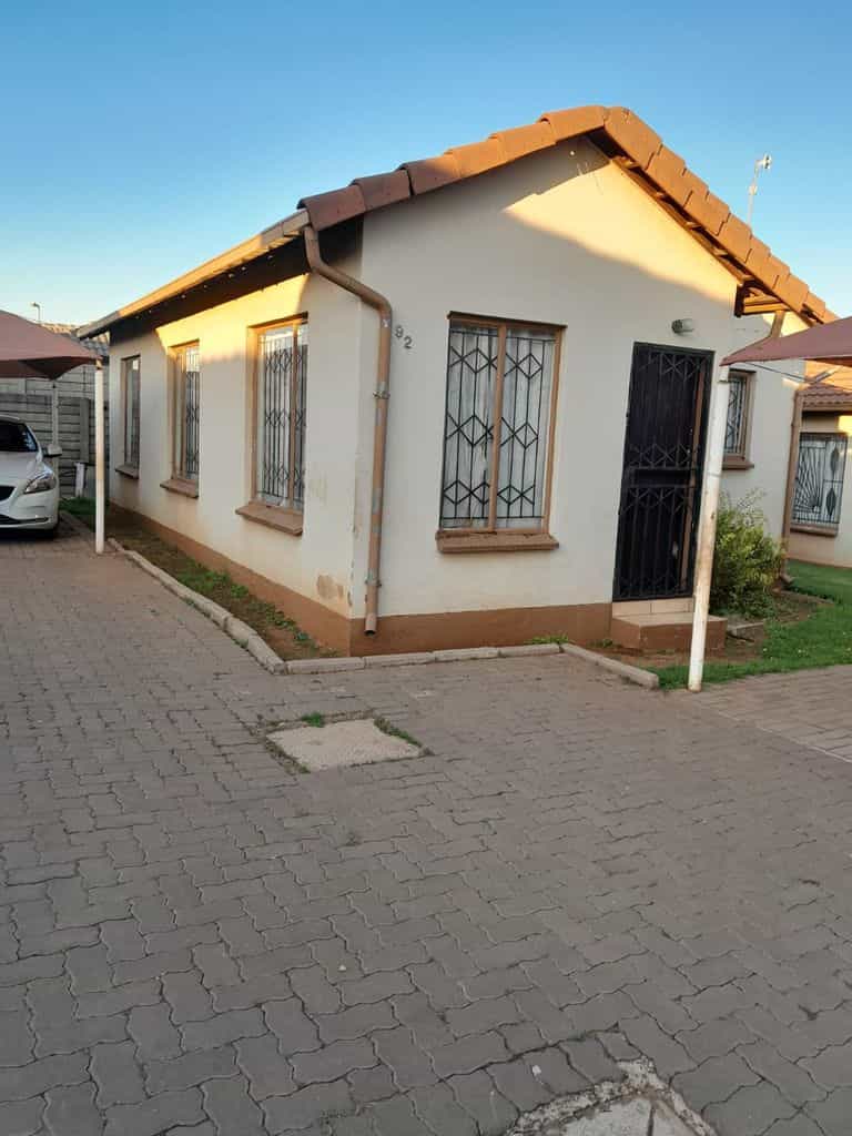 жилой дом в Olifantsfontein, Gauteng 11885959