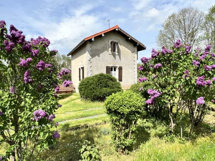 House in Champagne-Mouton, Nouvelle-Aquitaine 11886864