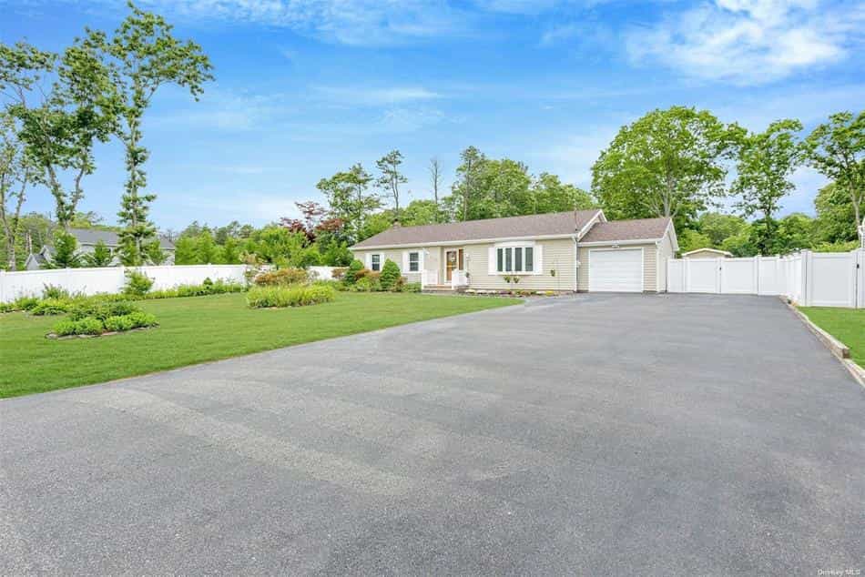 House in Mastic, New York 11888305