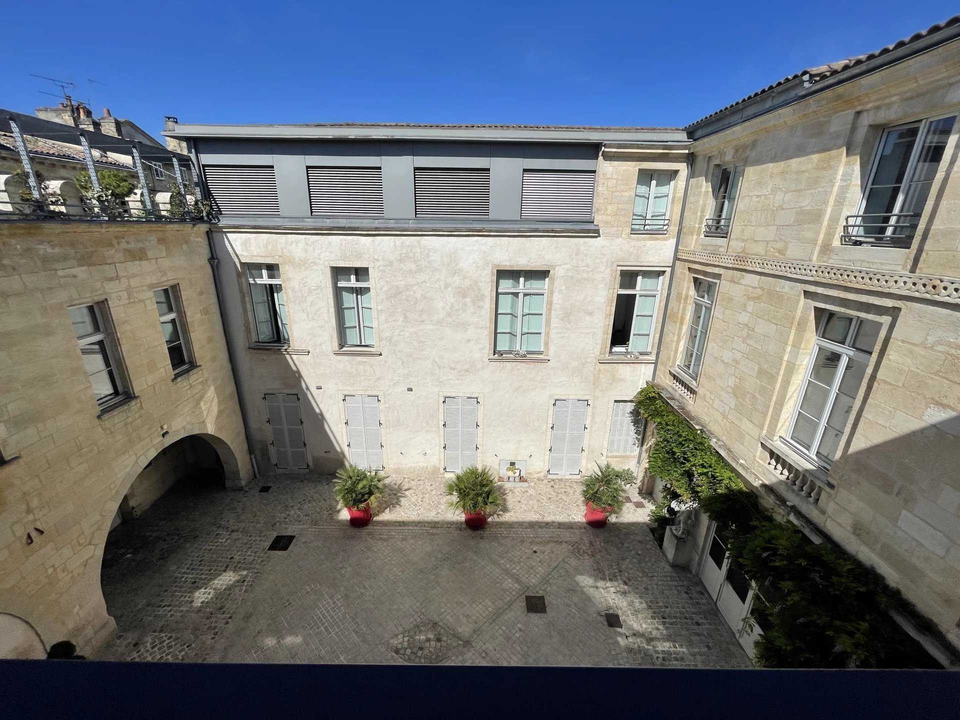 Condominium in Bordeaux, Nouvelle-Aquitaine 11888330