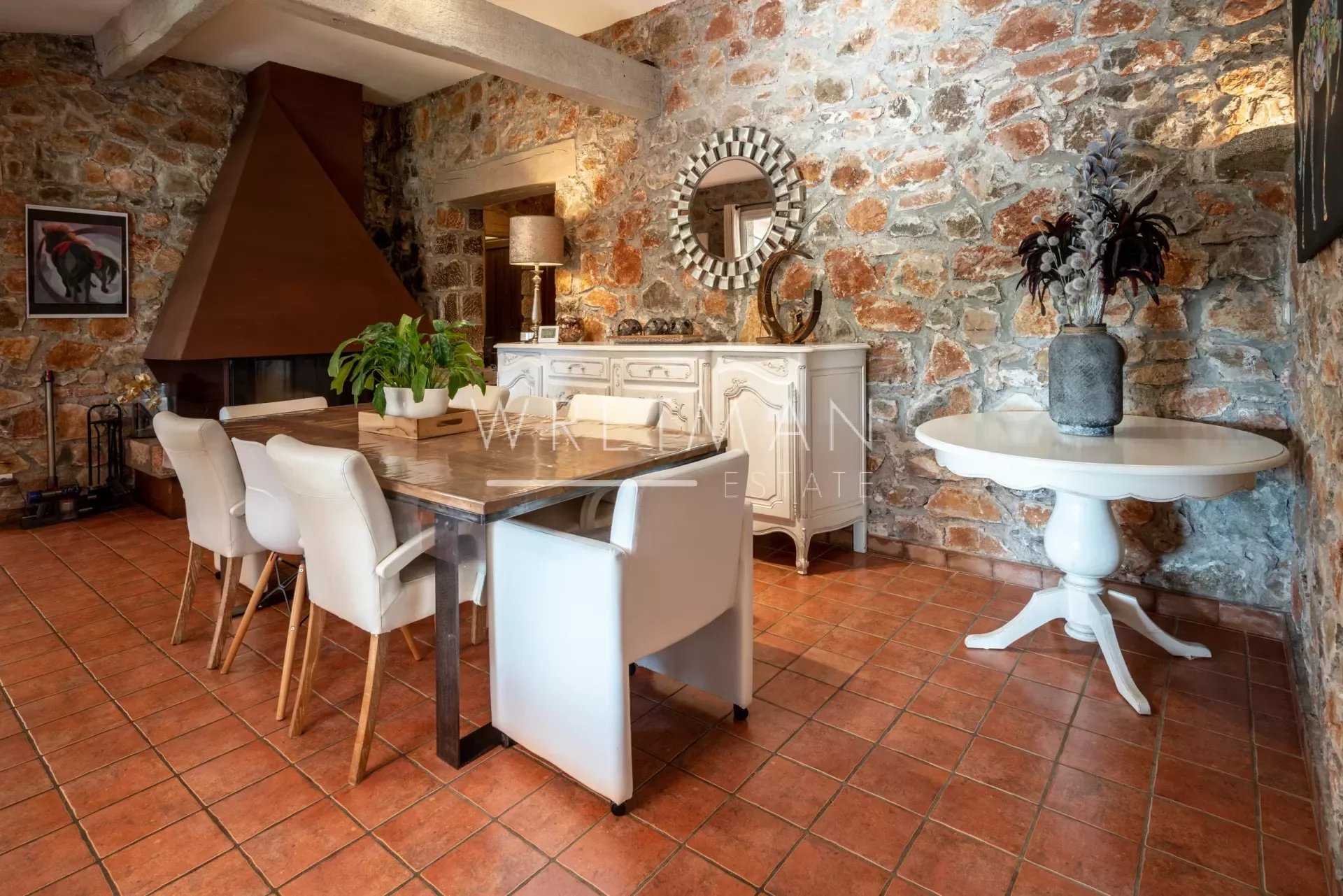 Rumah di La Motte, Provence-Alpes-Cote d'Azur 11888338