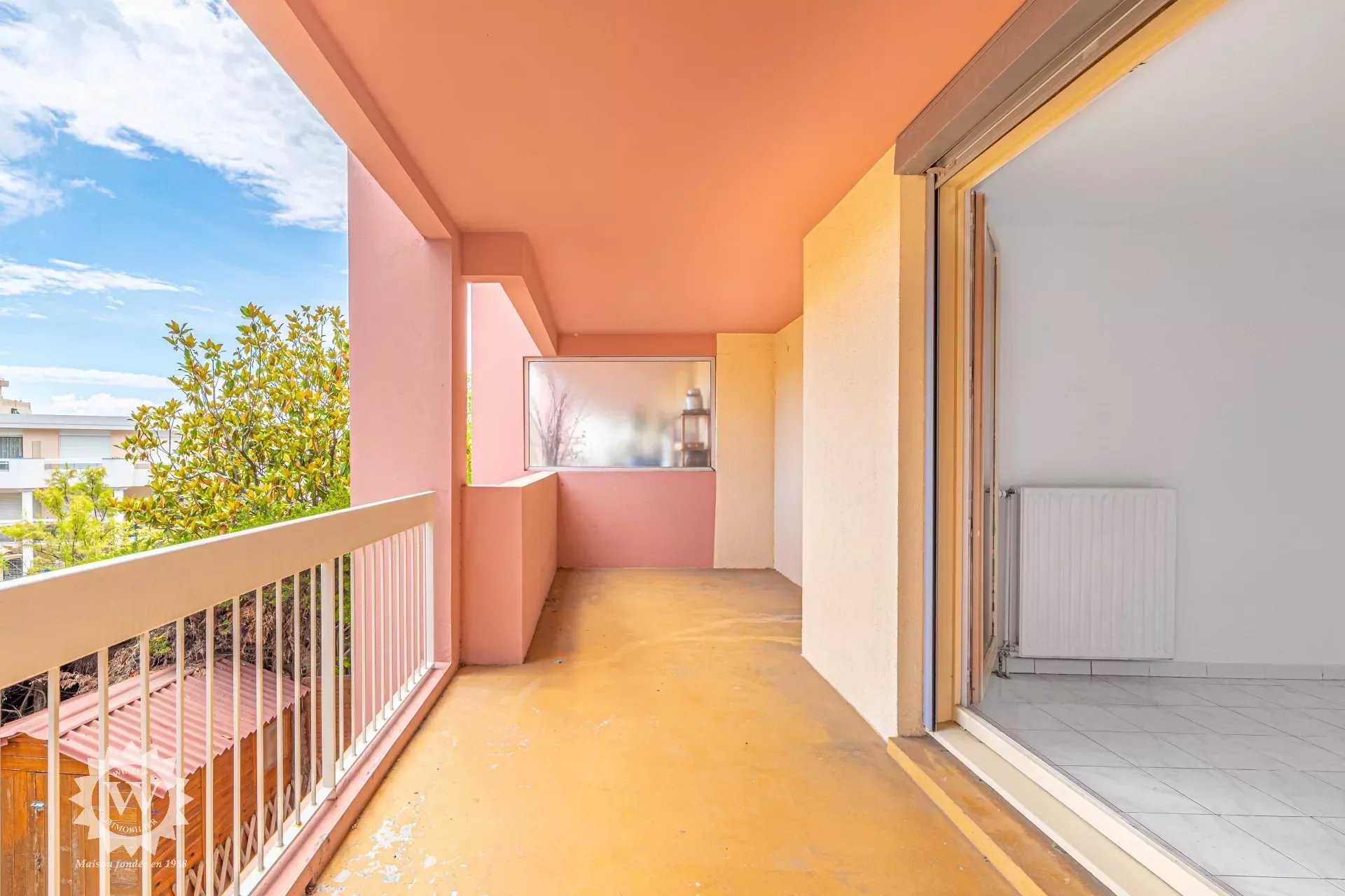 Condominium in Saint-Laurent-du-Var, Provence-Alpes-Cote d'Azur 11891069